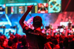 BLG凭借精准团队配合与团战胜利掌控比赛节奏，经济优势奠定胜局